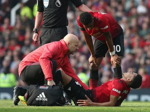 Chấn thương tàn phá, Man United vẫn ngáng chân thành công Liverpool