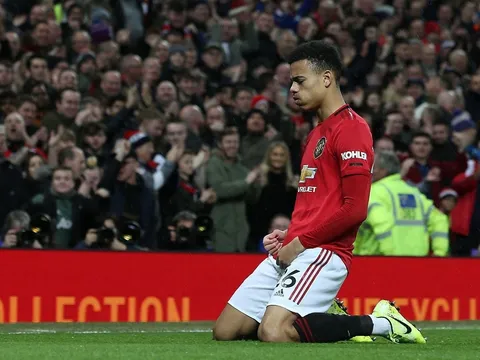 'Chàng trai 18 tuổi sút góc dưới quá hiểm!'