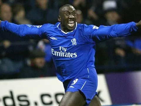 "Tôi nghĩ Chelsea cần ký hợp đồng với 1 tiền đạo mới, 1 số 9 mới và anh ấy nên mặc số áo đó"