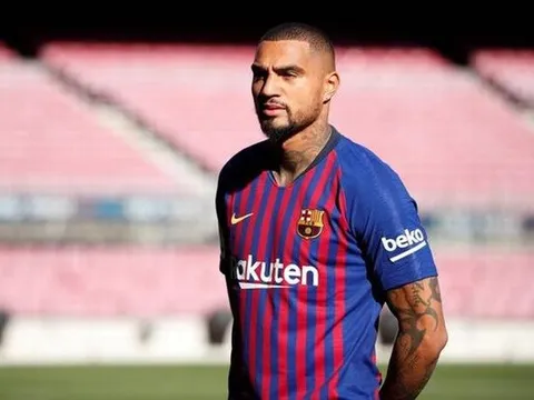 Chỉ sau 1 tháng đến Camp Nou, cựu sao AC Milan đã trở thành hàng hớ