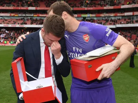 Chia tay Arsenal sau 11 năm, Ramsey không cầm được nước mắt