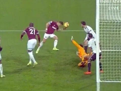 Chicharito tái hiện "Bàn tay của chúa"