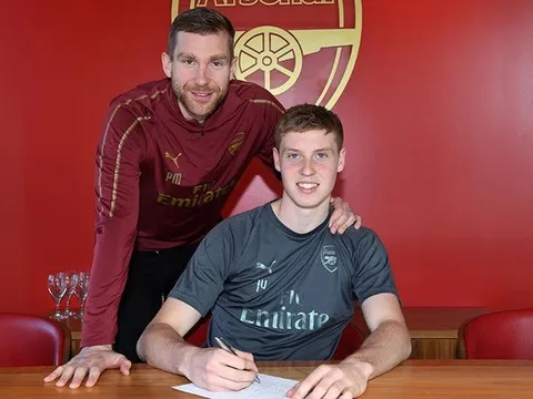 Chính thức: Arsenal có được chữ kí đầu tiên
