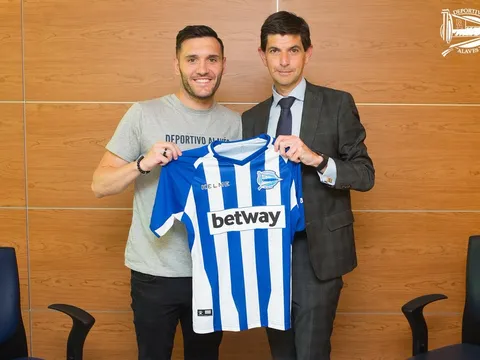 CHÍNH THỨC: 'Bom xịt' Arsenal rạng rỡ ra mắt CLB mới