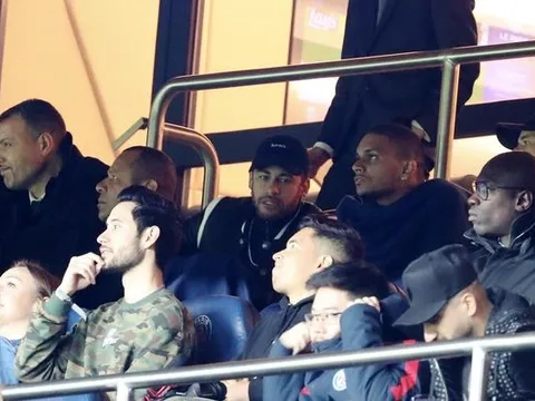 CHÍNH THỨC! Cay cú Man Utd, Neymar nhận án phạt từ UEFA