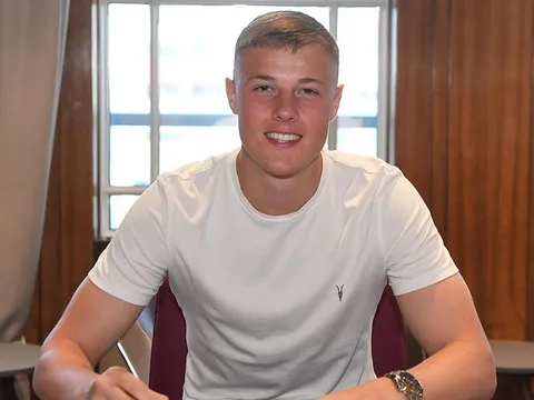 CHÍNH THỨC: Pháo thủ có bản hợp đồng mới ở vị trí trung vệ