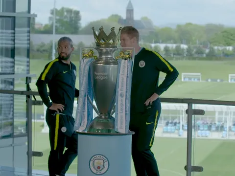 CHOÁNG! Aguero và De Bruyne khiến chiếc cúp Premier League vỡ nát