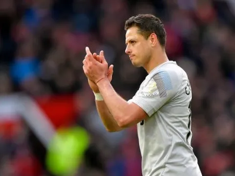 Choáng! Fan M.U làm điều khó tin với Chicharito ngày trở lại Old Trafford