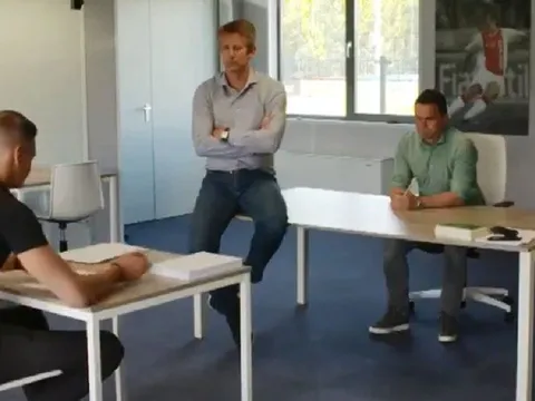 CHOÁNG! Tân binh Ajax bị Van Der Sar bắt... chép phạt 1000 lần