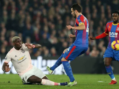 Chơi dại, Pogba suýt 'vỡ mặt' trên thảm cỏ Selhurst Park