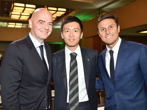 Chủ tịch FIFA "quan tâm" đến vợ mục tiêu Man Utd