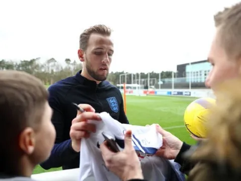 Chưa đá, Kane đã đặt ra mục tiêu khủng cho Tam sư