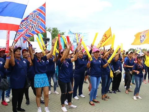 Chưa đấu Ấn Độ, CĐV Thái Lan đã "nhuộm xanh" Buriram