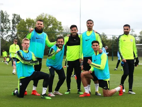 Chưa vô địch, dàn sao Man City đã "dàn cảnh" ăn mừng như thật
