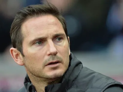 Chứng kiến Chelsea gặp họa, Lampard đánh tiếng trở lại