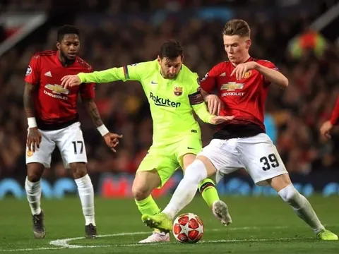 Có một Messi khổ sở như thế ở Old Trafford