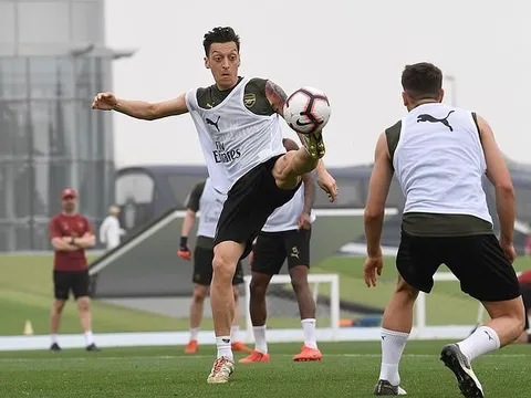 Có một Mesut Ozil rất khác ở Arsenal hiện tại