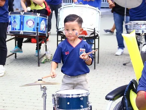 Cổ vũ Thái Lan, thần đồng chơi trống "cháy hết mình" trước sân Buriram