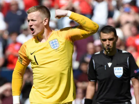 Cởi găng đá 'pen, Pickford mang về huy chương cho Tam sư