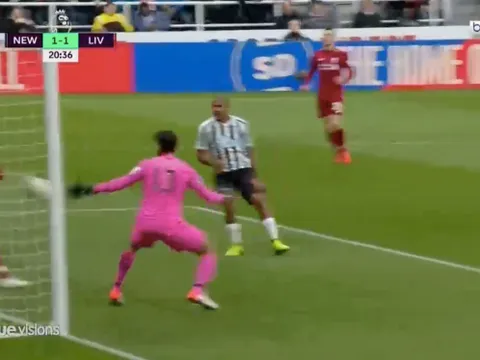 Vì sao Arnold không bị đuổi khi dùng tay cản bóng trên vạch vôi?