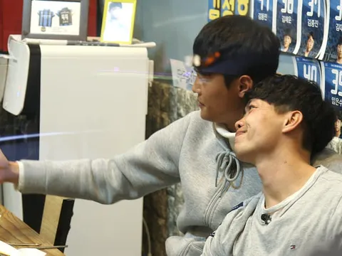 Công Phượng gây sốt khi... hôn cậu 'bạn thân' ở Incheon United