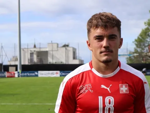 Juventus mua chân sút 18 tuổi mặt già như Ronaldo