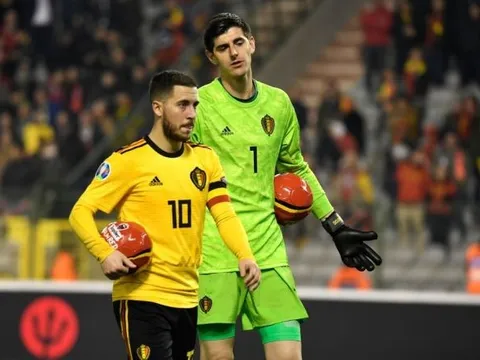 Hazard chế nhạo Courtois khiến fan Chelsea thích thú