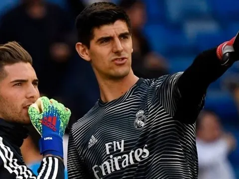 Courtois vừa bị "đấm" vừa được "xoa"