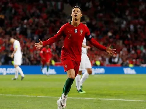 Cristiano Ronaldo - Người biến sao “trăm triệu” thành chú nhóc “học việc”