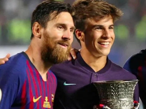 'Của để dành' Barca gây sốt khi chơi đùa với bóng tennis