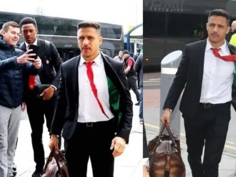 Sanchez để lộ diện mạo không thể nhận ra khi cùng M.U có mặt ở Barca