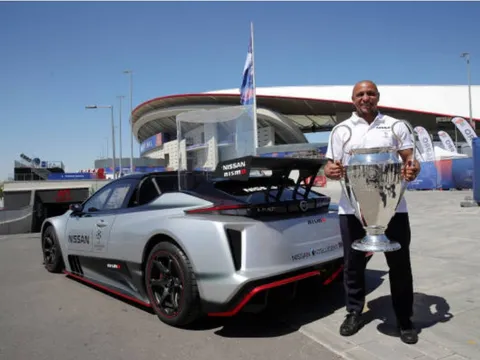 Cúp bạc Champions League được mang đến Madrid bằng siêu xe