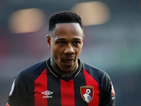 Cựu hậu vệ Liverpool cùng tám cô gái "quẩy xuyên đêm" tại biệt thự do anh thuê