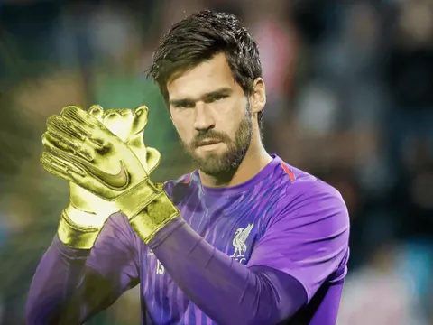 "Tay vàng" Alisson đang gợi Liverpool nhớ về "quá khứ kinh hoàng"!