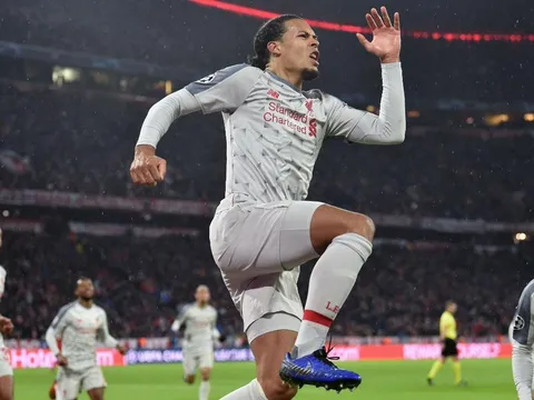 CĐV Liverpool phát cuồng vì pha đánh đầu quyết định của Van Dijk