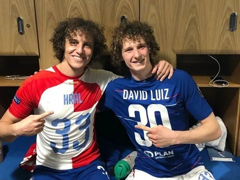 SỐC: David Luiz bất ngờ đụng độ "anh em sinh đôi" ngay trong trận đấu