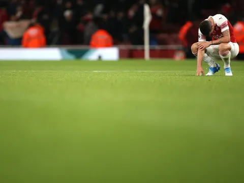 Top 4 xa dần, fan Arsenal điên máu: "Tống khứ của nợ ngu ngốc"