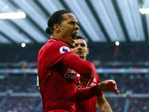 SỐC: Van Dijk sắm vai HLV, chỉ đạo thiên tài trên sân giúp Liverpool thắng lợi