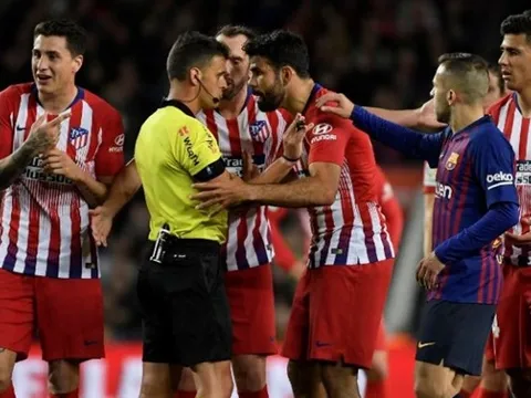 Costa chửi gì với trọng tài để phải "ăn" thẻ đỏ trực tiếp trước Barca?