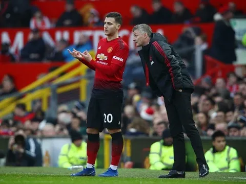 Đã sở hữu Dalot mà còn muốn Wan Bissaka, Solskjaer đang có ý định gì?