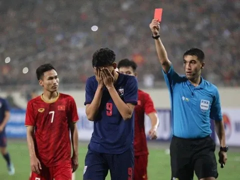 "Đấm" Đình Trọng, giờ đây Supachai mới lãnh hậu quả không ngờ