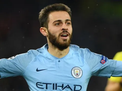 "Dằn mặt" Man United, sao Man City ngang nhiên dụ dỗ "Kaka đệ nhị"