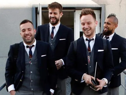 Dàn sao Barca cười 'như được mùa' khi hạ cánh tại Madrid