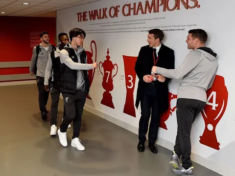 Dàn sao Liverpool làm "thủ tục" bất ngờ tại Anfield