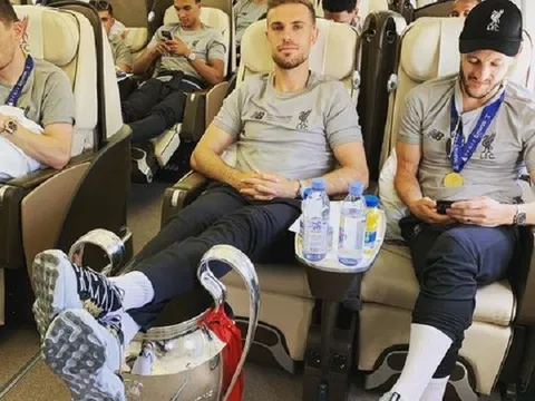 Dàn sao Liverpool ngạo nghễ mang cúp bạc danh giá về quê nhà sau 14 năm