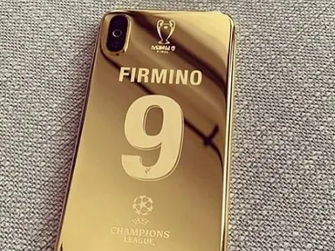 Dàn sao Liverpool và món quà độc lạ "You'll Never Talk Alone"