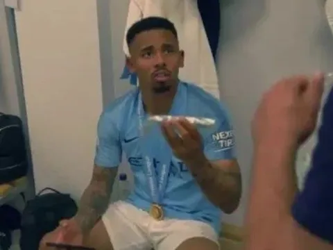 Dàn sao Man City lạ lẫm với món bánh được chủ nhà Brighton mời