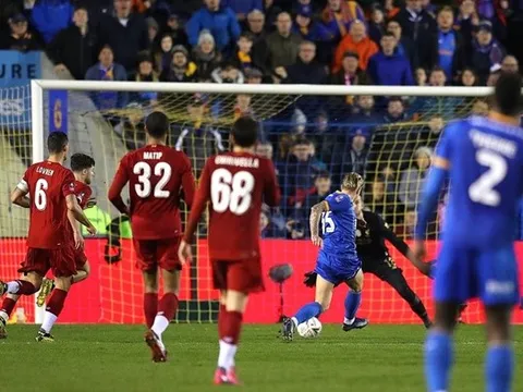 Dẫn trước 2 bàn, Liverpool vẫn phải đá lại với đội "nhược tiểu" hạng 3