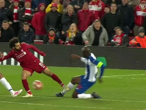 Đạp thẳng ống đồng đối thủ, Salah may mắn thoát thẻ đỏ