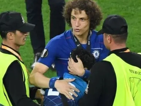 David Luiz bảo vệ "fan cuồng" trước các nhân viên an ninh